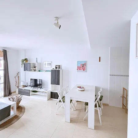 Luna De Lobos: Bright And Cozy In Bristol Apartment