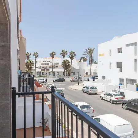 Luna De Lobos: Bright And Cozy In Bristol Apartman