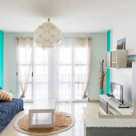Luna De Lobos: Bright And Cozy In Bristol Apartman