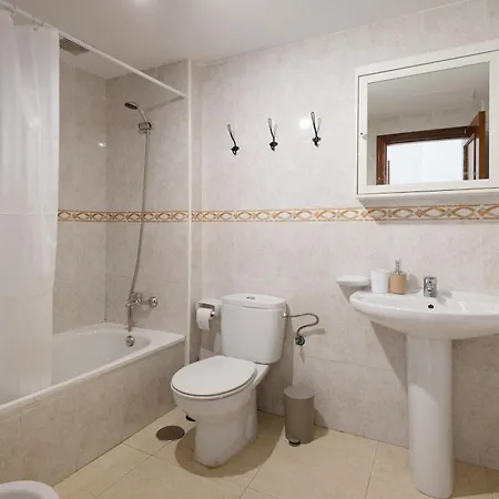 Luna De Lobos: Bright And Cozy In Bristol